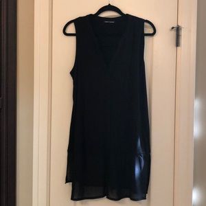 Long sleeveless top